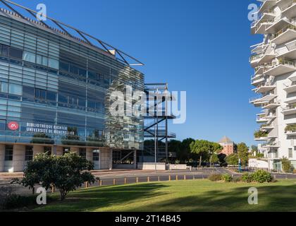 Montpellier, France - 09 30 2023 : vue paysage urbain de l'architecture moderne de la bibliothèque universitaire Richter et de l'arbre blanc Banque D'Images