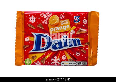 Pack de barres chocolatées aromatisées daim Orange en édition limitée isolées sur fond blanc Banque D'Images