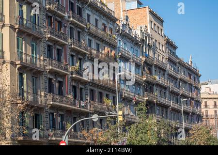 Vieux immeubles typiques d'appartements vus à Barcelone, Espagne Banque D'Images