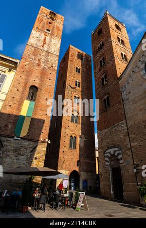 Cathédrale de l'Archange Saint-Michel entourée de tours dans le centre historique médiéval d'Albenga, Italie. Banque D'Images