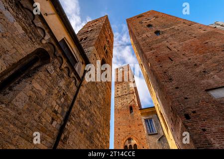 Cathédrale de l'Archange Saint-Michel entourée de tours dans le centre historique médiéval d'Albenga, Italie. Banque D'Images