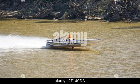 Echuca Victoria Australie, 26 mars 2023 Compitor 38 illusion en compétition sur la Murray River Southern 80 Water ski Race Banque D'Images