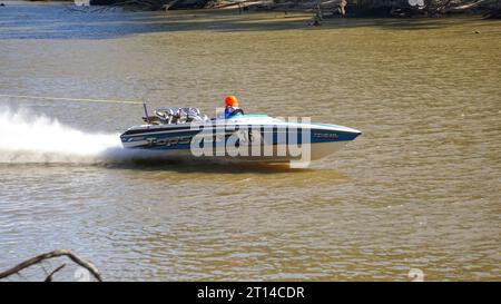 Echuca Victoria Australie, 26 mars 2023, concurrent Top Shot numéro 36 de la course de ski nautique Murray River Southern 80 Banque D'Images