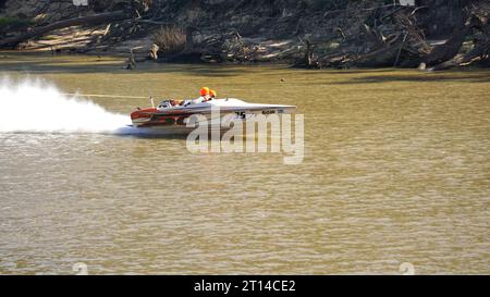 Echuca Victoria Australie, 26 mars 2023, compétiteur Team 50 F1, numéro 35 de la course de ski nautique Murray River Southern 80 Banque D'Images