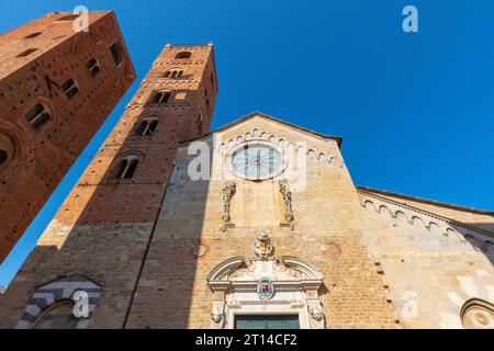 Cathédrale de l'Archange Saint-Michel entourée de tours dans le centre historique médiéval d'Albenga, Italie. Banque D'Images