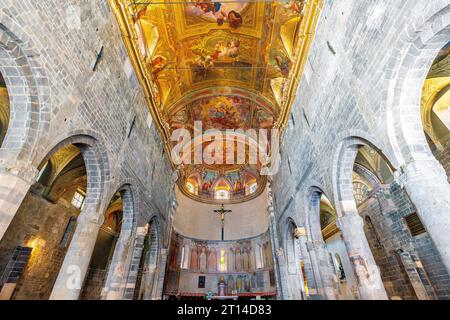 Nef centrale couverte de fresques. Cathédrale d'Albenga. Cathédrale de St Michael Archange dans le centre historique médiéval d'Albenga, Italie. Banque D'Images