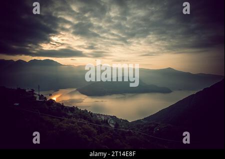 Lago d'Iseo avec Monte Isola Banque D'Images