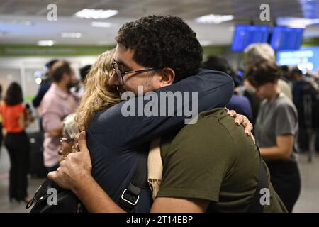 DF - BRASILIA - 10/10/2023 - ISRAËL, RAPATRIEMENT DES BRÉSILIENS - DF - BRASILIA - 10/10/2023 - ISRAËL, RAPATRIEMENT DES Brésiliens - les Brésiliens rapatriés d'Israël accueillent les membres de leur famille à leur arrivée à l'aéroport de Brasilia à l'arrivée du vol en provenance d'Israël dans les premières heures de ce mercredi (11). Le vol fait partie de l'opération &#x201c;Retour en paix&#x201d ; de rapatriement des citoyens brésiliens après les attaques du groupe Hamas contre Israël et les conflits dans la bande de Gaza. Photo : Mateus Bonomi/AGIF Banque D'Images