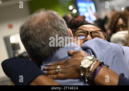 DF - BRASILIA - 10/10/2023 - ISRAËL, RAPATRIEMENT DES BRÉSILIENS - DF - BRASILIA - 10/10/2023 - ISRAËL, RAPATRIEMENT DES Brésiliens - les Brésiliens rapatriés d'Israël accueillent les membres de leur famille à leur arrivée à l'aéroport de Brasilia à l'arrivée du vol en provenance d'Israël dans les premières heures de ce mercredi (11). Le vol fait partie de l'opération &#x201c;Retour en paix&#x201d ; de rapatriement des citoyens brésiliens après les attaques du groupe Hamas contre Israël et les conflits dans la bande de Gaza. Photo : Mateus Bonomi/AGIF Banque D'Images