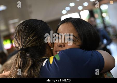 DF - BRASILIA - 10/10/2023 - ISRAËL, RAPATRIEMENT DES BRÉSILIENS - DF - BRASILIA - 10/10/2023 - ISRAËL, RAPATRIEMENT DES Brésiliens - les Brésiliens rapatriés d'Israël accueillent les membres de leur famille à leur arrivée à l'aéroport de Brasilia à l'arrivée du vol en provenance d'Israël dans les premières heures de ce mercredi (11). Le vol fait partie de l'opération &#x201c;Retour en paix&#x201d ; de rapatriement des citoyens brésiliens après les attaques du groupe Hamas contre Israël et les conflits dans la bande de Gaza. Photo : Mateus Bonomi/AGIF Banque D'Images