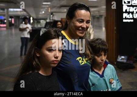 DF - BRASILIA - 10/10/2023 - ISRAËL, RAPATRIEMENT DES BRÉSILIENS - DF - BRASILIA - 10/10/2023 - ISRAËL, RAPATRIEMENT DES Brésiliens - les Brésiliens rapatriés d'Israël accueillent les membres de leur famille à leur arrivée à l'aéroport de Brasilia à l'arrivée du vol en provenance d'Israël dans les premières heures de ce mercredi (11). Le vol fait partie de l'opération &#x201c;Retour en paix&#x201d ; de rapatriement des citoyens brésiliens après les attaques du groupe Hamas contre Israël et les conflits dans la bande de Gaza. Photo : Mateus Bonomi/AGIF Banque D'Images