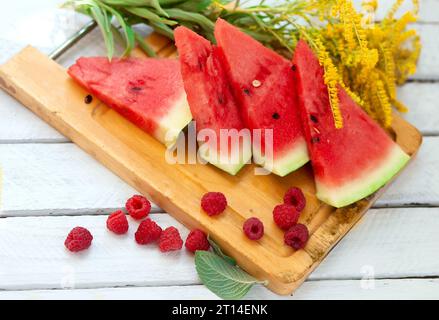 La pastèque et le melon d'eau pour les pièces d'un fond de bois. Banque D'Images