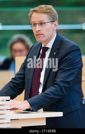 Kiel, Allemagne. 11 octobre 2023. Daniel Günther (CDU), ministre-président du Schleswig-Holstein, prend la parole au Parlement de l'État de Kiel lors d'une heure d'actualité intitulée "solidarité avec Israël". Crédit : Frank Molter/dpa/Alamy Live News Banque D'Images