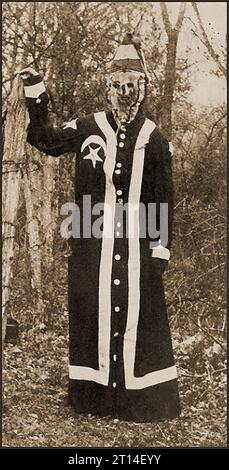 Un portrait de R.J. Brunson en uniforme Ku Klux Klan et masque les années 1930 à la fin des années 1800, il était prétendument secrétaire du Den n ° 4. Du premier groupe Pulaski, Tennessee KKK Banque D'Images