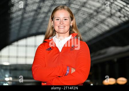 Londres, Royaume-Uni. 11 octobre 2023. Annonce des athlètes TeamGB, voile. Gare de St Pancras. Londres. Freya Black - Skiff féminin (49erFX) lors de l'annonce de l'équipe de voile pour représenter TeamGB aux Jeux Olympiques de Paris 2024. Crédit : Sport in Pictures/Alamy Live News Banque D'Images