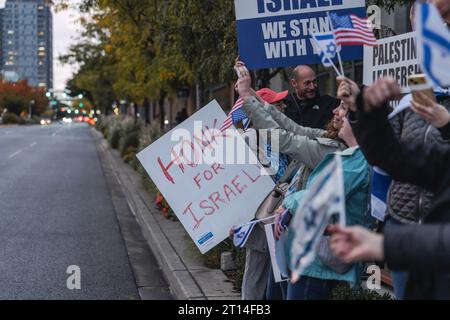 Bellevue, États-Unis. 09 octobre 2023. Les manifestants pro-israéliens tiennent une pancarte pendant le rassemblement, symbolisant leur soutien indéfectible à l'unité. Des centaines de partisans israéliens se sont rassemblés à Bellevue, tenant des drapeaux et des pancartes israéliens. Ils se sont réunis pour exprimer leur solidarité au milieu d’une crise qui s’aggrave. Crédit : SOPA Images Limited/Alamy Live News Banque D'Images