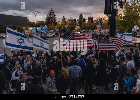 Point de vue général de personnes d'origines diverses se réunissent à Bellevue pour montrer leur solidarité en réponse aux récentes attaques du Hamas et aux tensions actuelles au Moyen-Orient. Des centaines de partisans israéliens se sont rassemblés à Bellevue, tenant des drapeaux et des pancartes israéliens. Ils se sont réunis pour exprimer leur solidarité au milieu d’une crise qui s’aggrave. Banque D'Images