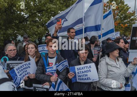 Bellevue, États-Unis. 09 octobre 2023. Les habitants de Bellevue se sont rassemblés pour soutenir Israël après les tragiques attaques du Hamas. Des centaines de partisans israéliens se sont rassemblés à Bellevue, tenant des drapeaux et des pancartes israéliens. Ils se sont réunis pour exprimer leur solidarité au milieu d’une crise qui s’aggrave. Crédit : SOPA Images Limited/Alamy Live News Banque D'Images