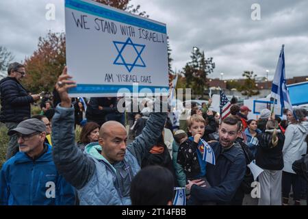 Bellevue, États-Unis. 09 octobre 2023. Un manifestant tient une pancarte en soutien à Israël dans sa guerre actuelle avec le Hamas lors d'un rassemblement à Bellevue. Des centaines de partisans israéliens se sont rassemblés à Bellevue, tenant des drapeaux et des pancartes israéliens. Ils se sont réunis pour exprimer leur solidarité au milieu d’une crise qui s’aggrave. Crédit : SOPA Images Limited/Alamy Live News Banque D'Images