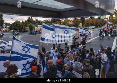 Bellevue, États-Unis. 09 octobre 2023. Point de vue général de personnes d'origines diverses se réunissent à Bellevue pour montrer leur solidarité en réponse aux récentes attaques du Hamas et aux tensions actuelles au Moyen-Orient. Des centaines de partisans israéliens se sont rassemblés à Bellevue, tenant des drapeaux et des pancartes israéliens. Ils se sont réunis pour exprimer leur solidarité au milieu d’une crise qui s’aggrave. Crédit : SOPA Images Limited/Alamy Live News Banque D'Images
