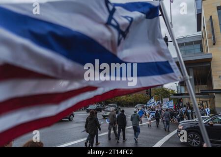 Bellevue, États-Unis. 09 octobre 2023. Les manifestants pro-israéliens arborent fièrement des drapeaux israéliens et américains, symbolisant leur soutien indéfectible à l’unité. Des centaines de partisans israéliens se sont rassemblés à Bellevue, tenant des drapeaux et des pancartes israéliens. Ils se sont réunis pour exprimer leur solidarité au milieu d’une crise qui s’aggrave. Crédit : SOPA Images Limited/Alamy Live News Banque D'Images