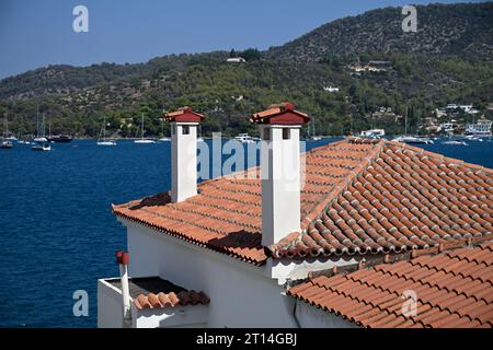 Toits au-dessus du détroit de l'île de Poros, Grèce Banque D'Images