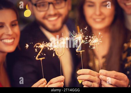 Deux beaux jeunes couples s'amusent à la Saint-Sylvestre Fête Banque D'Images