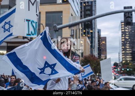 Bellevue, États-Unis. 09 octobre 2023. Le drapeau israélien est fièrement affiché lors d'une manifestation qui a amené des manifestants pro-israéliens à Bellevue. Des centaines de partisans israéliens se sont rassemblés à Bellevue, tenant des drapeaux et des pancartes israéliens. Ils se sont réunis pour exprimer leur solidarité au milieu d’une crise qui s’aggrave. (Photo de Chin Hei Leung/SOPA Images/Sipa USA) crédit : SIPA USA/Alamy Live News Banque D'Images