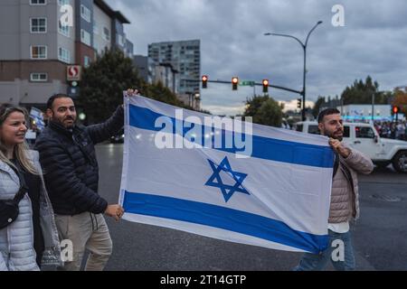 Bellevue, États-Unis. 09 octobre 2023. Le drapeau israélien est fièrement affiché lors d'une manifestation qui a amené des manifestants pro-israéliens à Bellevue. Des centaines de partisans israéliens se sont rassemblés à Bellevue, tenant des drapeaux et des pancartes israéliens. Ils se sont réunis pour exprimer leur solidarité au milieu d’une crise qui s’aggrave. (Photo de Chin Hei Leung/SOPA Images/Sipa USA) crédit : SIPA USA/Alamy Live News Banque D'Images