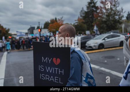 Bellevue, États-Unis. 09 octobre 2023. Un manifestant pro-israélien tient une pancarte pendant le rassemblement, symbolisant leur soutien indéfectible à l'unité. Des centaines de partisans israéliens se sont rassemblés à Bellevue, tenant des drapeaux et des pancartes israéliens. Ils se sont réunis pour exprimer leur solidarité au milieu d’une crise qui s’aggrave. (Photo de Chin Hei Leung/SOPA Images/Sipa USA) crédit : SIPA USA/Alamy Live News Banque D'Images