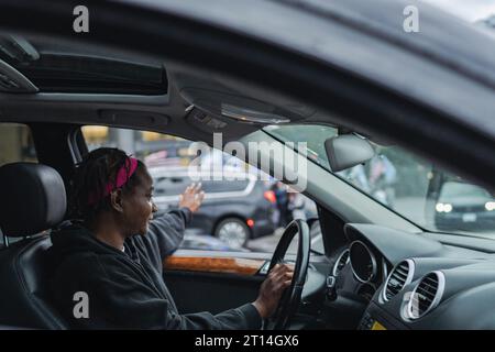 Bellevue, États-Unis. 09 octobre 2023. Le conducteur envoie un message puissant de solidarité tout en naviguant sur le rallye, ajoutant à l’atmosphère de soutien et de paix. Des centaines de partisans israéliens se sont rassemblés à Bellevue, tenant des drapeaux et des pancartes israéliens. Ils se sont réunis pour exprimer leur solidarité au milieu d’une crise qui s’aggrave. (Photo de Chin Hei Leung/SOPA Images/Sipa USA) crédit : SIPA USA/Alamy Live News Banque D'Images