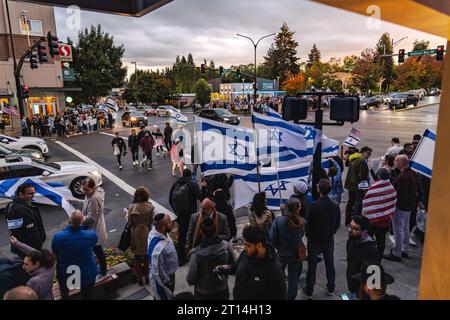 Bellevue, États-Unis. 09 octobre 2023. Point de vue général de personnes d'origines diverses se réunissent à Bellevue pour montrer leur solidarité en réponse aux récentes attaques du Hamas et aux tensions actuelles au Moyen-Orient. Des centaines de partisans israéliens se sont rassemblés à Bellevue, tenant des drapeaux et des pancartes israéliens. Ils se sont réunis pour exprimer leur solidarité au milieu d’une crise qui s’aggrave. (Photo de Chin Hei Leung/SOPA Images/Sipa USA) crédit : SIPA USA/Alamy Live News Banque D'Images