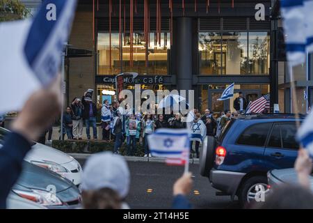 Bellevue, États-Unis. 09 octobre 2023. Point de vue général de personnes d'origines diverses se réunissent à Bellevue pour montrer leur solidarité en réponse aux récentes attaques du Hamas et aux tensions actuelles au Moyen-Orient. Des centaines de partisans israéliens se sont rassemblés à Bellevue, tenant des drapeaux et des pancartes israéliens. Ils se sont réunis pour exprimer leur solidarité au milieu d’une crise qui s’aggrave. (Photo de Chin Hei Leung/SOPA Images/Sipa USA) crédit : SIPA USA/Alamy Live News Banque D'Images