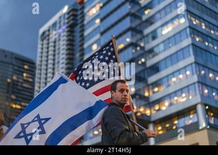Bellevue, États-Unis. 09 octobre 2023. Les manifestants pro-israéliens arborent fièrement des drapeaux israéliens et américains, symbolisant leur soutien indéfectible à l’unité. Des centaines de partisans israéliens se sont rassemblés à Bellevue, tenant des drapeaux et des pancartes israéliens. Ils se sont réunis pour exprimer leur solidarité au milieu d’une crise qui s’aggrave. (Photo de Chin Hei Leung/SOPA Images/Sipa USA) crédit : SIPA USA/Alamy Live News Banque D'Images