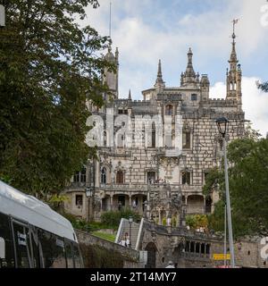 Quinta da Regaleira Palace, Sintra, Portugal Sintra est une ville et une municipalité dans la région du Grand Lisbonne au Portugal, Une destination touristique importante f Banque D'Images