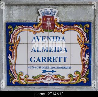 Avenida Almeida Garrett décoré et peint panneau de rue carrelé Sintra est une ville et une municipalité dans la région du Grand Lisbonne au Portugal, Un important à Banque D'Images
