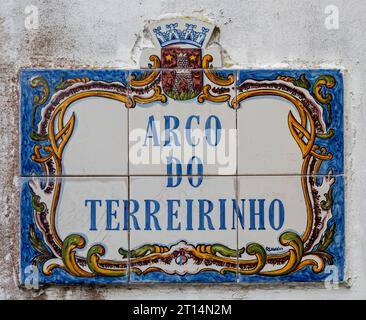Arco do Terreirinho décoré et peint panneau de rue carrelé Sintra est une ville et une municipalité dans la région du Grand Lisbonne au Portugal, Un grand touris Banque D'Images