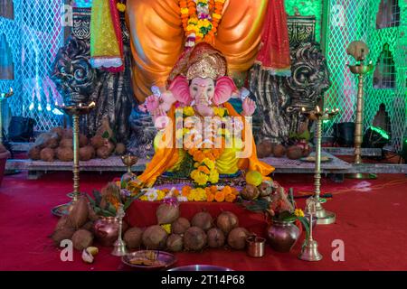 Une belle idole de Lord Ganesha adorée à un mandal à Mumbai pour le festival indien de Ganesh Chaturthi Banque D'Images