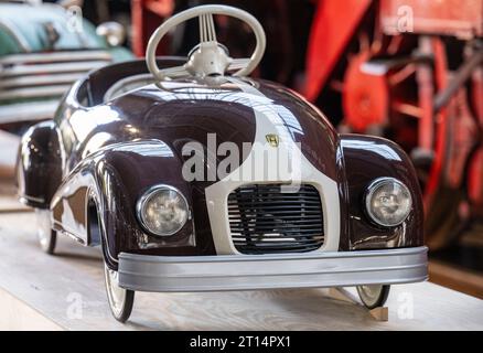 11 octobre 2023, Saxe, Chemnitz : une Horch F9 comme voiture à pédales est exposée dans une petite exposition spéciale sur les véhicules pour enfants au Musée industriel de Chemnitz. Le modèle avec une carrosserie en tôle d'acier a été fabriqué entre 1948 et 1950 chez VEB Horch Kraftfahrzeug- und Motorenwerk Zwickau. 'Mobile Kindeträume' est le titre de l'émission, qui sera exposée jusqu'au 5 novembre 2023. En coopération avec le collectionneur de véhicules pour enfants Eckart Holler et le dépôt de Pohl-Ströher, la présentation donne un aperçu de plus de 70 ans du monde mobile des enfants. Une gamme inédite de créativité Banque D'Images