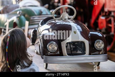 11 octobre 2023, Saxe, Chemnitz : une Horch F9 comme voiture à pédales est exposée dans une petite exposition spéciale sur les véhicules pour enfants au Musée industriel de Chemnitz. Le modèle avec une carrosserie en tôle d'acier a été fabriqué entre 1948 et 1950 chez VEB Horch Kraftfahrzeug- und Motorenwerk Zwickau. 'Mobile Kindeträume' est le titre de l'émission, qui sera exposée jusqu'au 5 novembre 2023. En coopération avec le collectionneur de véhicules pour enfants Eckart Holler et le dépôt de Pohl-Ströher, la présentation donne un aperçu de plus de 70 ans du monde mobile des enfants. Une gamme inédite de créativité Banque D'Images