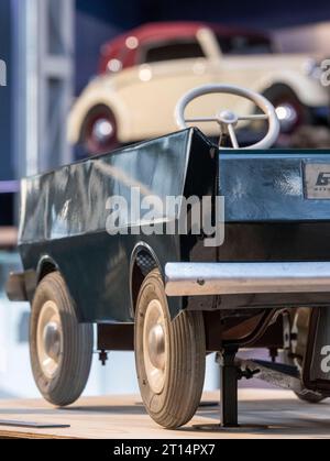 11 octobre 2023, Saxe, Chemnitz : la voiture à pédales Bambino avec une carrosserie en tôle d'acier est exposée dans une petite exposition spéciale de véhicules pour enfants au Musée industriel de Chemnitz. Le modèle a été fabriqué vers 1964 chez Werner Bächtiger KG à Dessau. 'Mobile Kindeträume' est le titre de l'émission, qui sera exposée jusqu'au 5 novembre 2023. En coopération avec le collectionneur de véhicules pour enfants Eckart Holler et le dépôt de Pohl-Ströher, la présentation donne un aperçu de plus de 70 ans du monde mobile des enfants. Une gamme inédite de créativité, de talent inventif et de kn technique Banque D'Images