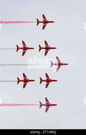 Les flèches rouges montrent l'équipe à Whitby Banque D'Images