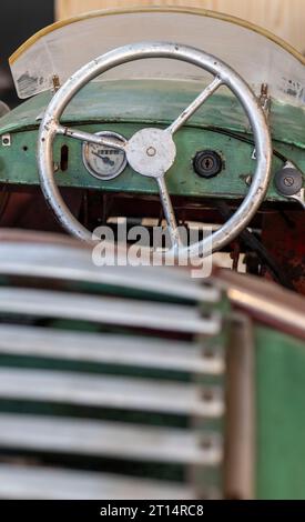 11 octobre 2023, Saxe, Chemnitz : une voiture modèle Horch F9 avec un moteur à deux temps et 1,3 ch est exposée dans une petite exposition spéciale de véhicules pour enfants au Musée industriel de Chemnitz. Le modèle a été fabriqué entre 1955 et 1956 à la VEB Horch Kraftfahrzeug- und Motorenwerk Zwickau et varié par la compagnie Paul Schütze de Zwickau. 'Mobile Kindeträume' est le titre de l'émission, qui sera exposée jusqu'au 5 novembre 2023. En coopération avec le collectionneur de véhicules pour enfants Eckart Holler et le dépôt de Pohl-Ströher, la présentation donne un aperçu de plus de 7 véhicules Banque D'Images