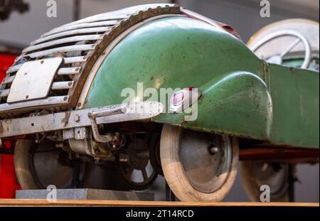 11 octobre 2023, Saxe, Chemnitz : une voiture modèle Horch F9 avec un moteur à deux temps et 1,3 ch est exposée dans une petite exposition spéciale de véhicules pour enfants au Musée industriel de Chemnitz. Le modèle a été fabriqué entre 1955 et 1956 à la VEB Horch Kraftfahrzeug- und Motorenwerk Zwickau et varié par la compagnie Paul Schütze de Zwickau. 'Mobile Kindeträume' est le titre de l'émission, qui sera exposée jusqu'au 5 novembre 2023. En coopération avec le collectionneur de véhicules pour enfants Eckart Holler et le dépôt de Pohl-Ströher, la présentation donne un aperçu de plus de 7 véhicules Banque D'Images