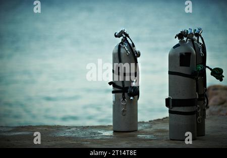 Collection de gray plongée sous les réservoirs d'oxygène de l'air la queue d'attente. Banque D'Images