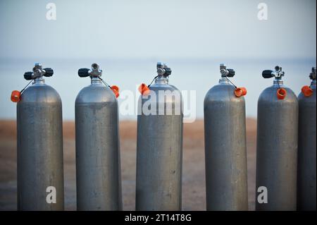 Collection de gray plongée sous les réservoirs d'oxygène de l'air la queue d'attente. Banque D'Images