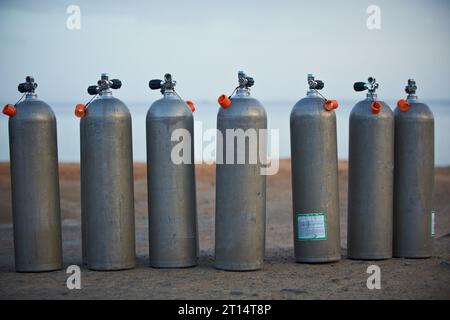 Collection de gray plongée sous les réservoirs d'oxygène de l'air la queue d'attente. Banque D'Images