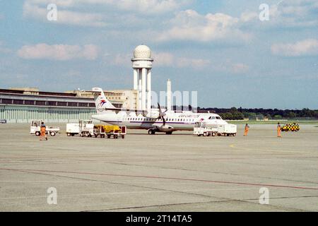 Un avion de passagers à Berlin Tempelhof en 1996 Banque D'Images