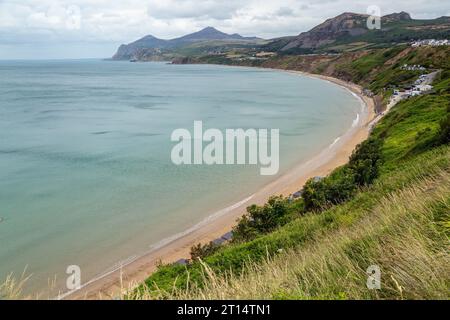 Vue vers l'est le long de la plage de Porth Nefyn, Llyn Peninsula, Gwynedd, pays de Galles Banque D'Images