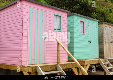 Cabanes colorées sur la plage de Porth Nefyn, péninsule de Llyn, Gwynedd, pays de Galles Banque D'Images